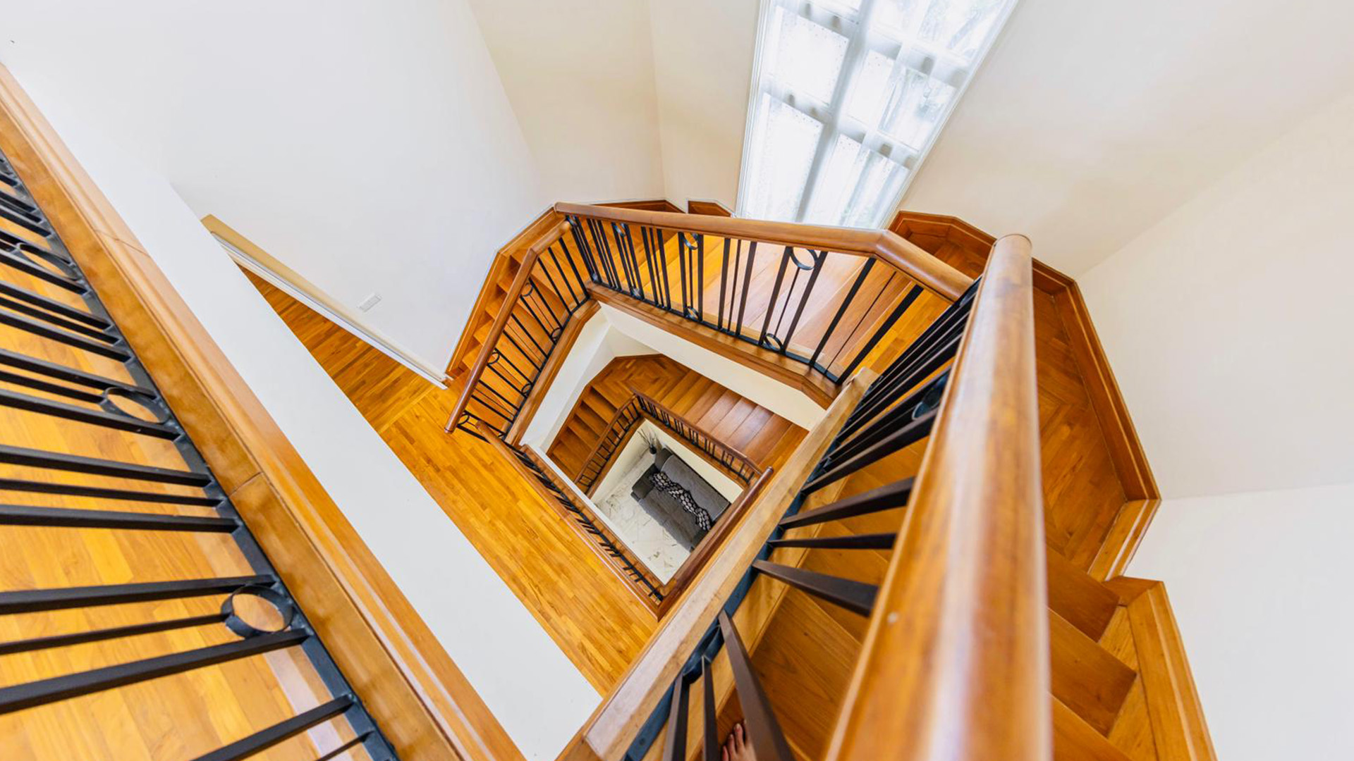119 Holland Grove View luxury houses staircase